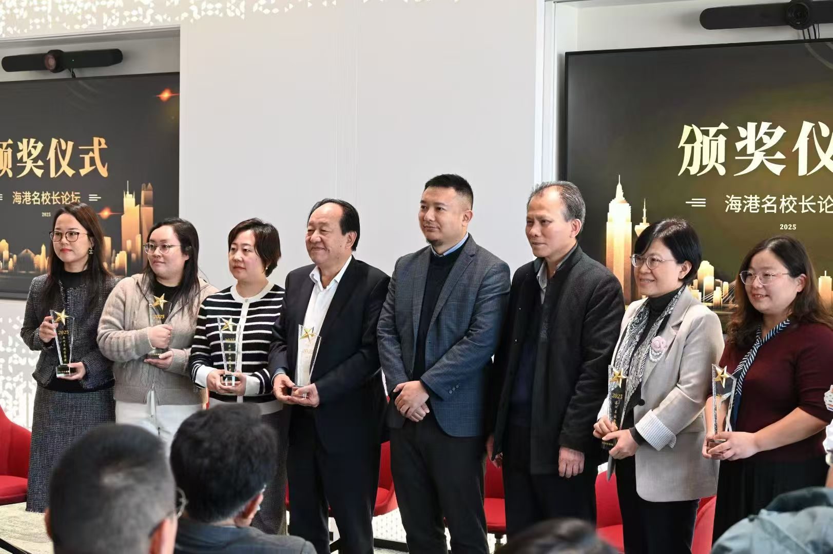 文灼非与陈歆怡为亚洲卓越学府奖获奖代表颁奖