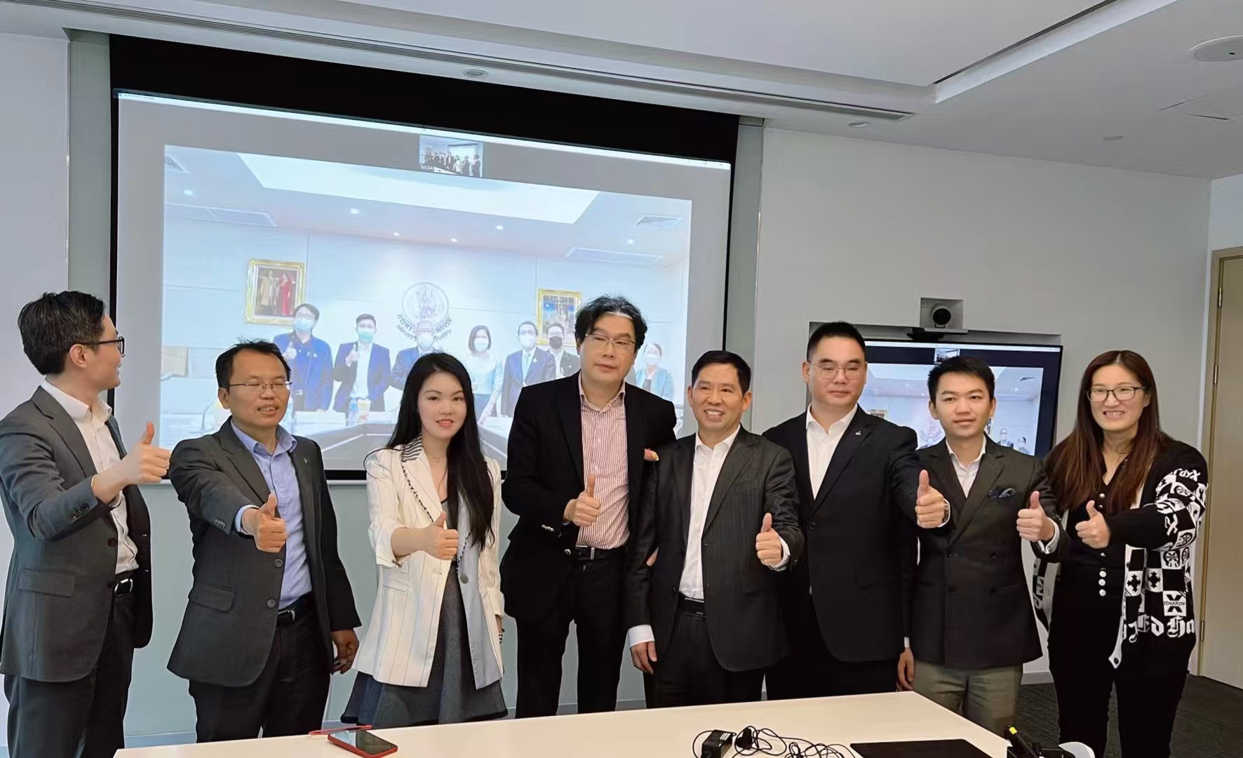 陈歆怡作为New Energy Way合伙人参加新能源汽车与泰国产业合作会议合影