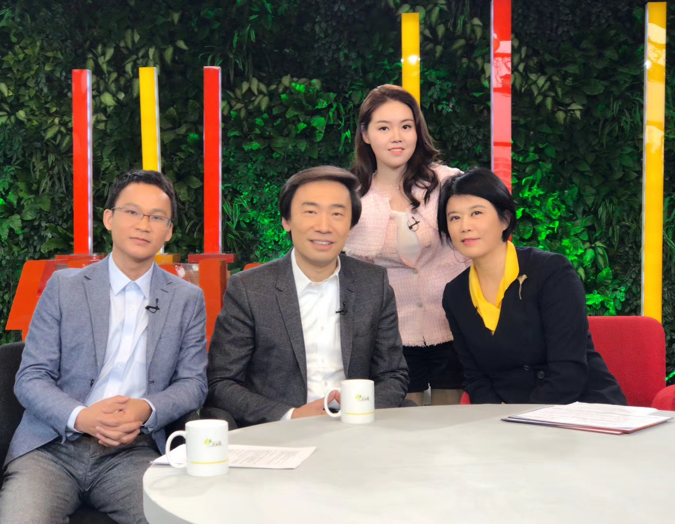 陈歆怡作为《对话王利芬》常驻主持人与节目嘉宾合影